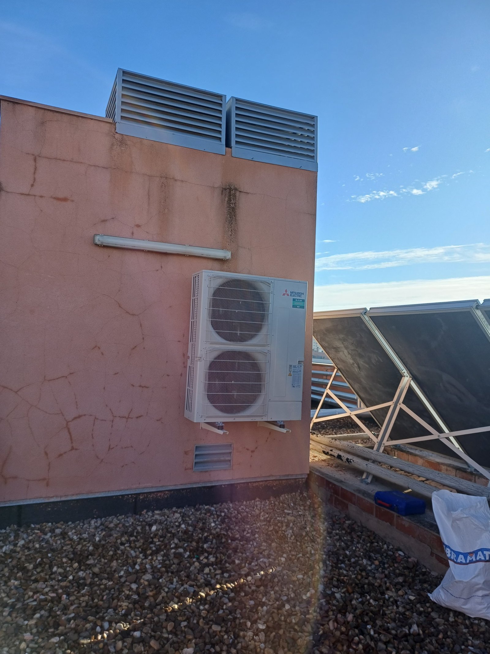 Equipo exterior de aire acondicionado instalado en altura, ejemplo de ubicación compleja