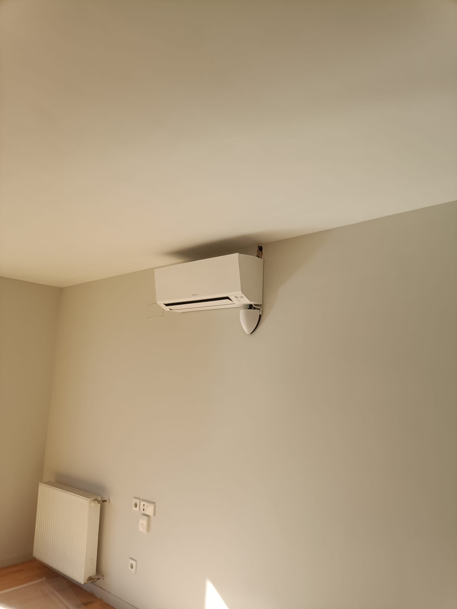 Unidad interior tipo split instalada en pared, ejemplo de trabajo real